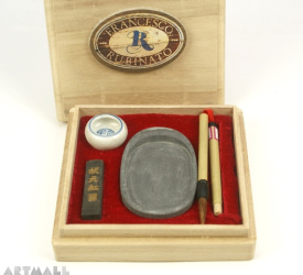 Traditional Oriental writing kit in wooden box. Content: 1 cm16,5 brush to be assembled, 1 china sti