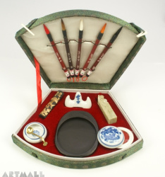 Traditional Oriental writing kit in silk gift box. Content: 5 cm11,5 brushes , 1 china stick, 1 Shis