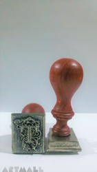 Seal initial "Arabesque" with wooden handle "T"