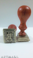 Seal initial "Arabesque" with wooden handle "R"