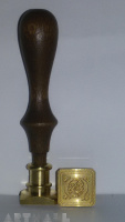 Square seal - Q - "Capolettera" with wooden handle