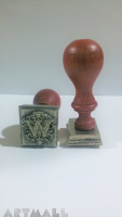 Seal initial "Arabesque" with wooden handle"W"