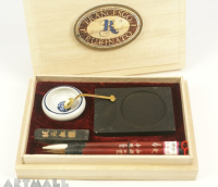 Traditional Oriental writing kit in wooden box. Content: 2 cm11,5 brushes, 1 kina stick, 1 Shisto st